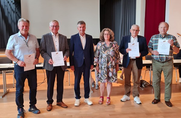 Bernd Raab (links), Hans Josef Bracht (2. von links), Hans-Werner Hawig (2. von rechts)  und Dieter Stauer (rechts), Mitte: Verbandsgemeindebürgermeister Michael Boos und Stadtbürgermeisterin Bernadette Jourdant 